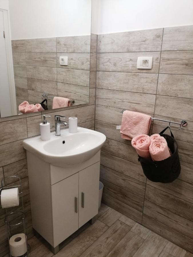 Apartmani Nevera Krk Town Exteriör bild